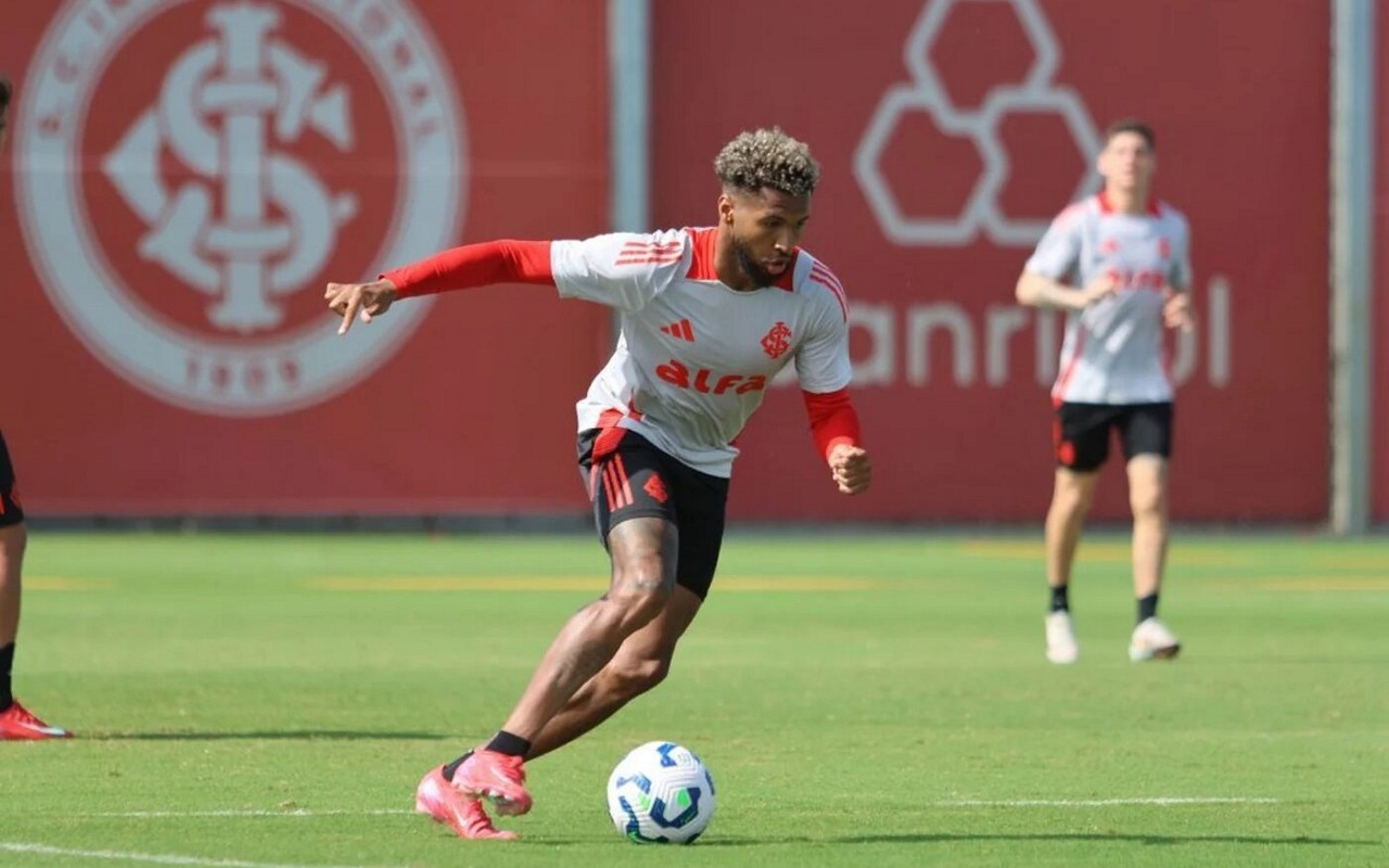 Wesley trabalha normalmente com o grupo (Foto: Ricardo Duarte/SC Internacional)