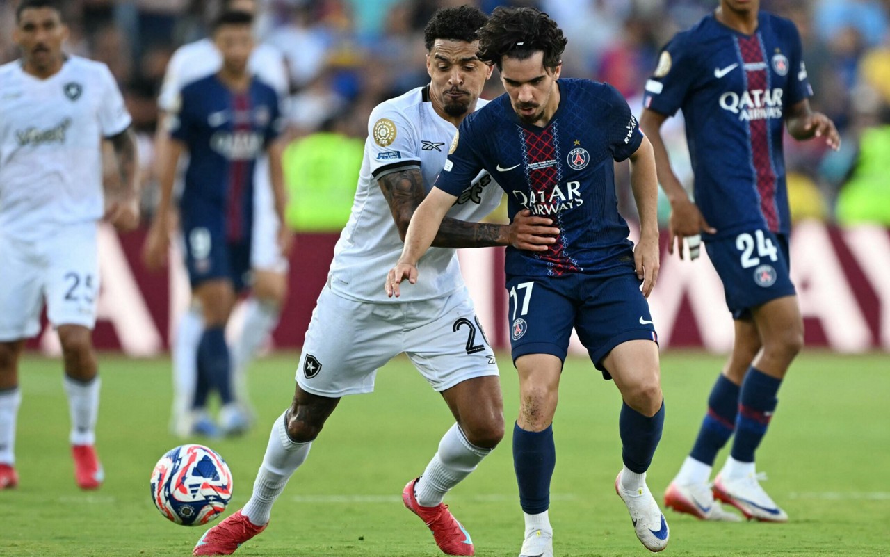 Volante Gregore levou o primeiro amarelo contra o PSG e agora está suspenso das oitavas de final (Foto: Yuri Cortez/AFP)