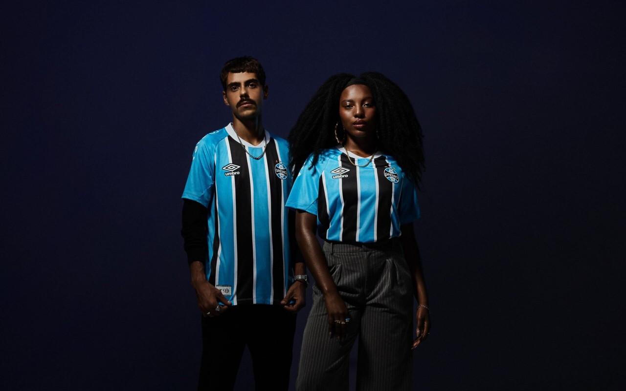 Uniforme tem as cores azul, preto e branco dispostas em linhas verticais (Foto: Divulgação/ Umbro)