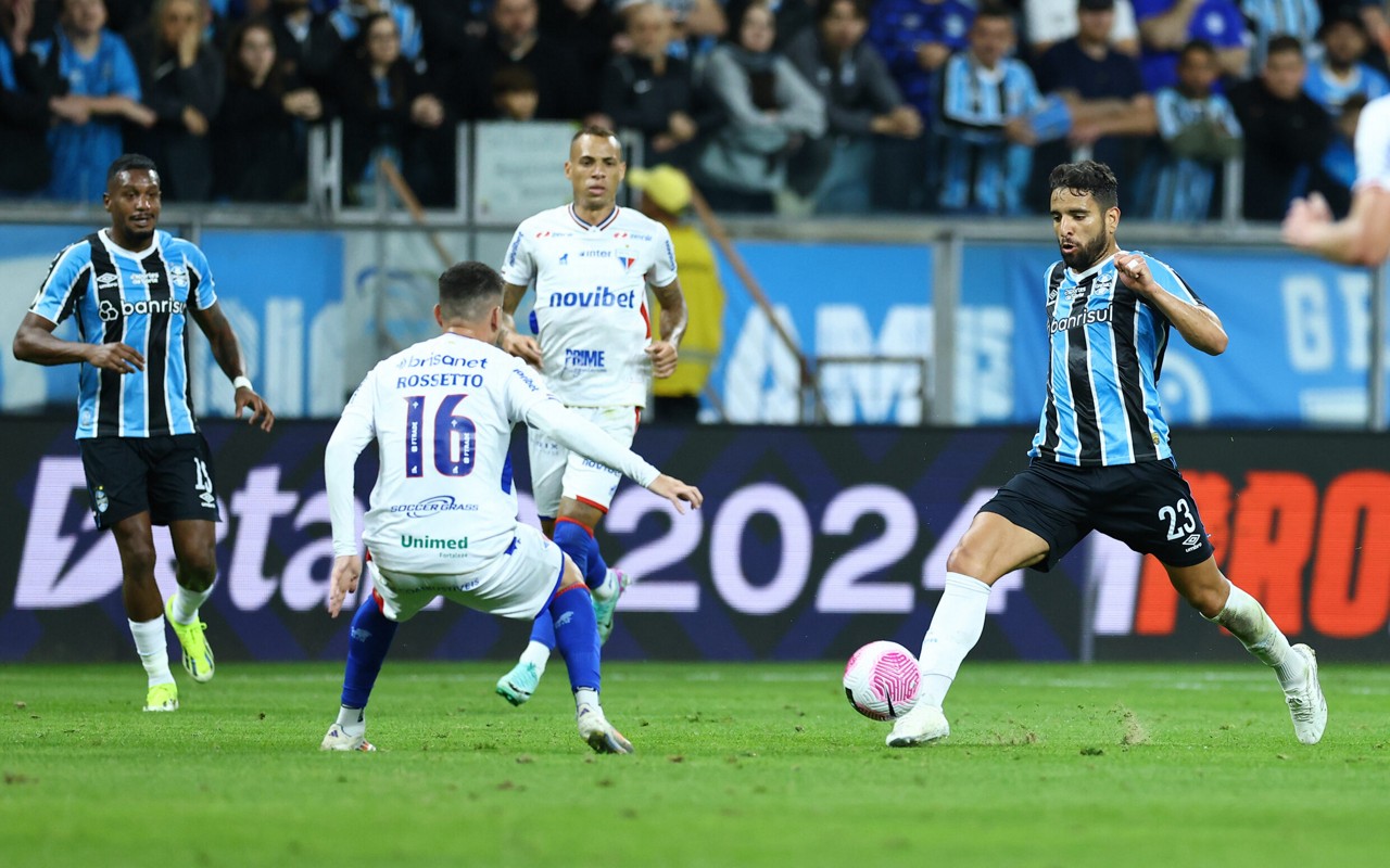RS - FUTEBOL/CAMPEONATO BRASILEIRO 2024/GREMIO x FORTALEZA - ESPORTES - Lance da partida entre Gremio e Fortaleza disputada na noite desta sexta-feira, na Arena do Gremio,, em partida valida pela Campeonato Brasileiro 2024. FOTO: LUCAS UEBEL/GREMIO FBPA