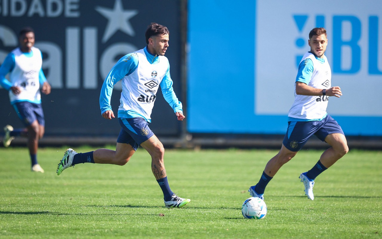 RS - FUTEBOL/ TREINO GREMIO 2025 - ESPORTES - Jogadores do Gremio realizam treino técnico durante a manha desta segunda-feira, no CT Luiz Carvalho, na preparação para a partida valida pela Copa Sul Americana 2025. FOTO: LUCAS UEBEL/GREMIO FBPA