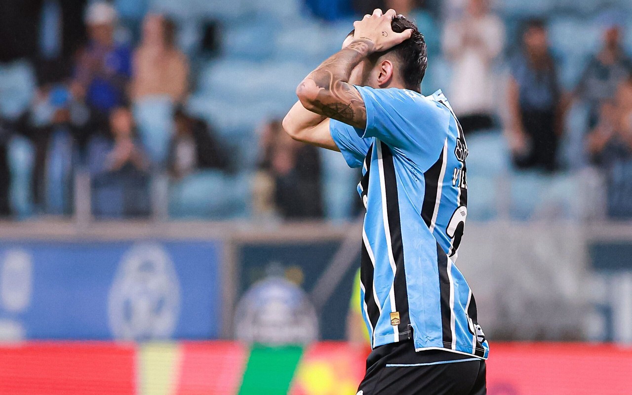 Villasanti se lamenta durante empate do Grêmio com o CSA. (Foto: Maxi Franzoi/AGIF)