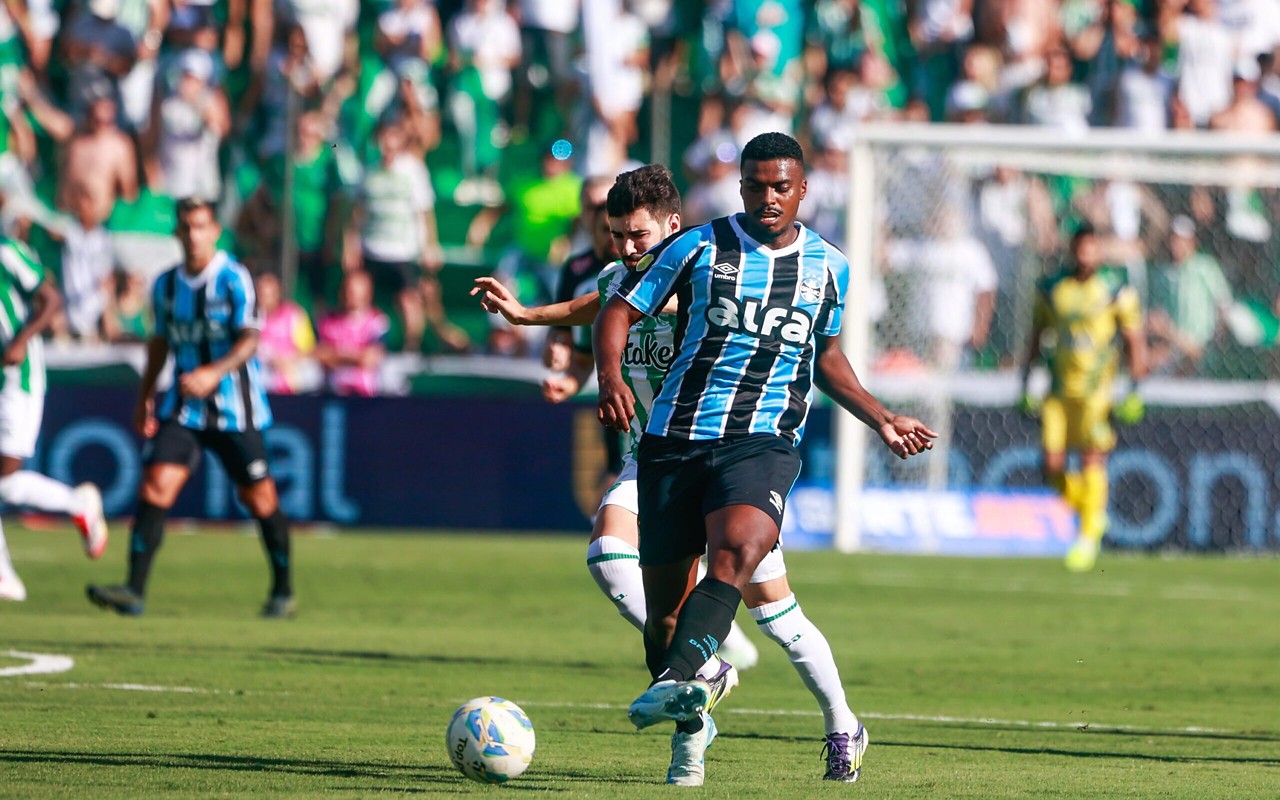 Jemerson quase atrapalhou a classificação tricolor ao ser expulso no final do primeiro tempo (Foto: Luiz Erbes/AGIF)