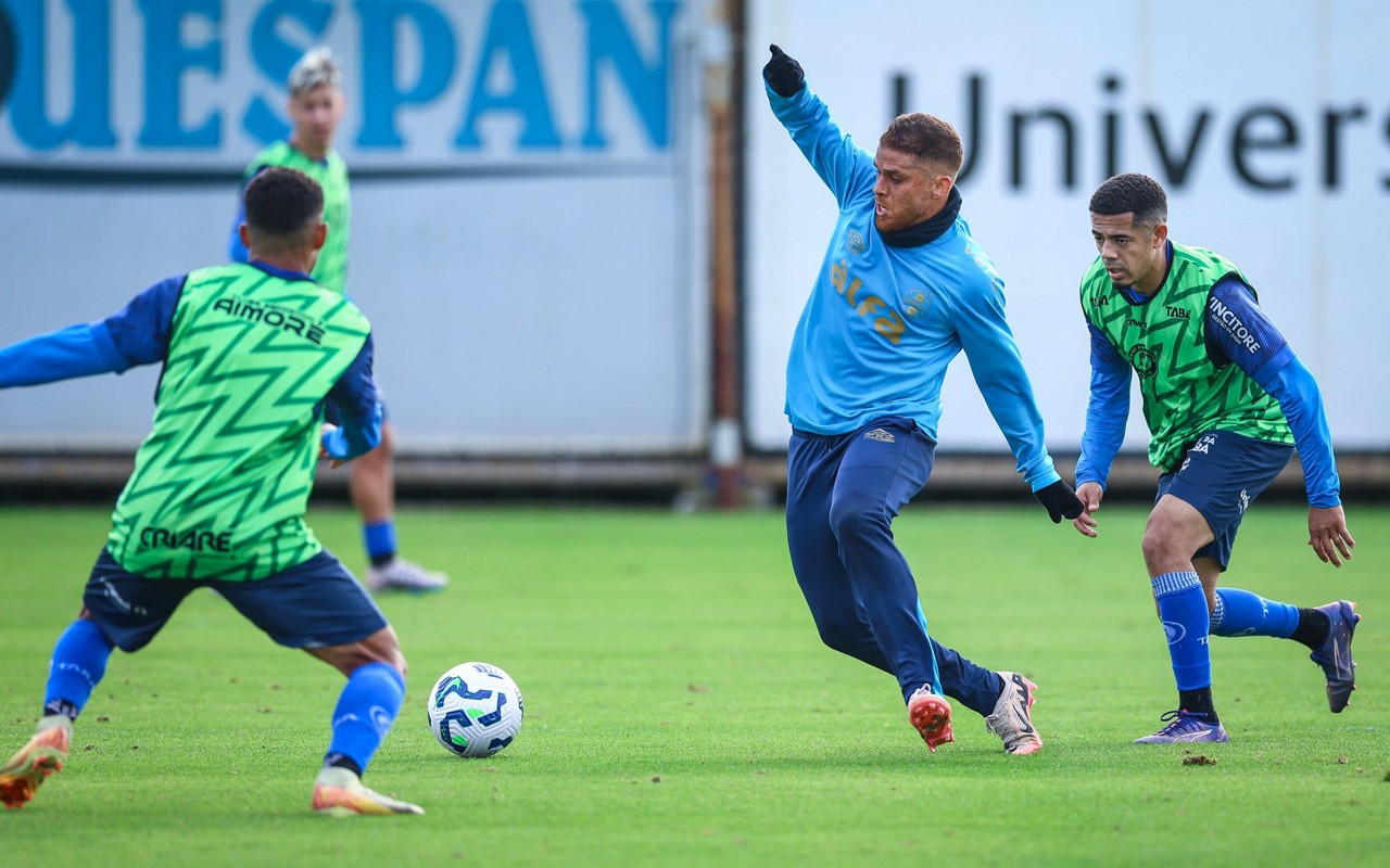 Cuéllar em disputa de bola no jogo-treino do Grêmio com o Aimoré. (Foto: Lucas Uebel/Grêmio FBPA)
