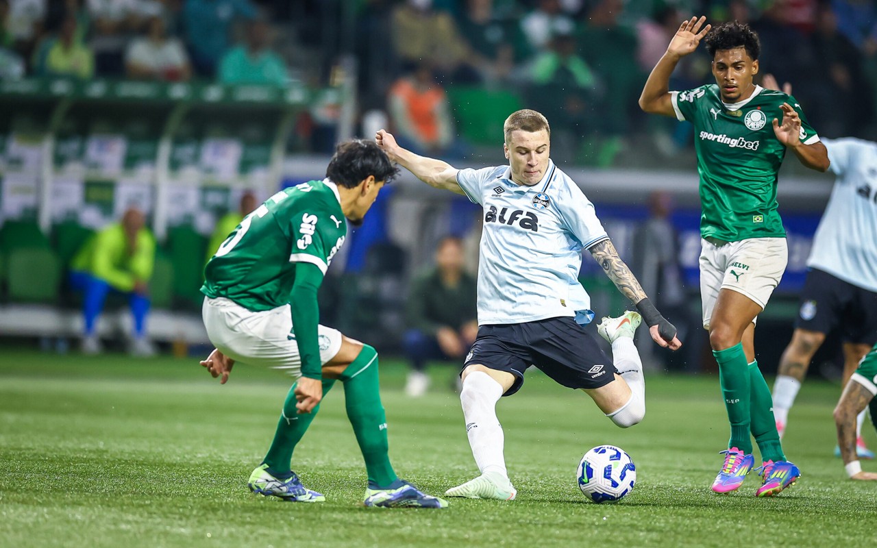 RS - FUTEBOL/CAMPEONATO BRASILEIRO 2025/GREMIO X PALMEIRAS  - ESPORTES - Lance da partida entre Gremio e Palmeiras disputada na noite deste sabado, na Allianz Arena, em Belo Horizonte, em partida valida pela Campeonato Brasileiro 2025. FOTO: LUCAS UEBEL/GREMIO FBPA