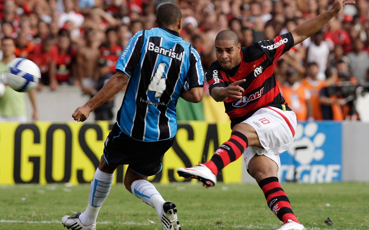 Flamengo e Grêmio têm um histórico equilibrado de confrontos no Brasileirão, com duelos marcantes. (REUTERS/Sergio Moraes)