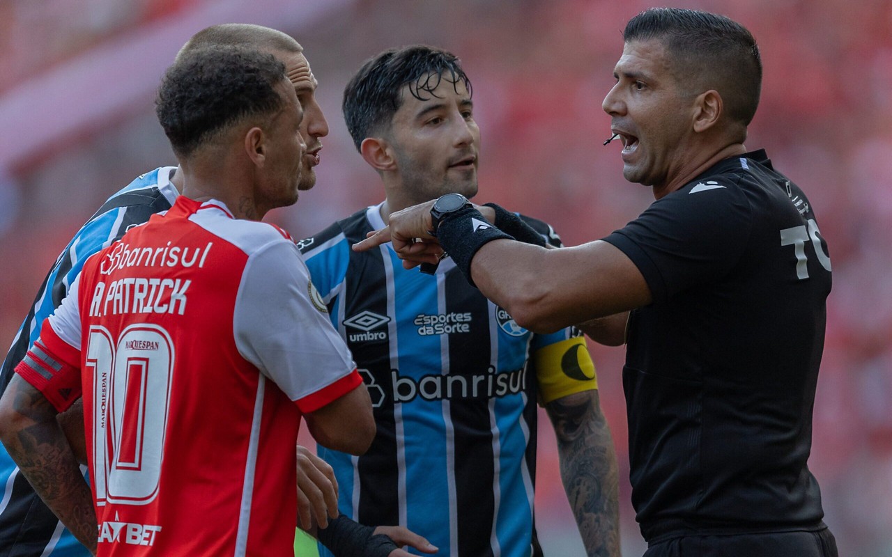 Grêmio e Internacional protagonizam o clássico Gre-Nal, uma das maiores rivalidades do futebol brasileiro, com equilíbrio e história no Brasileirão. (Foto: Liamara Polli/AGIF)
