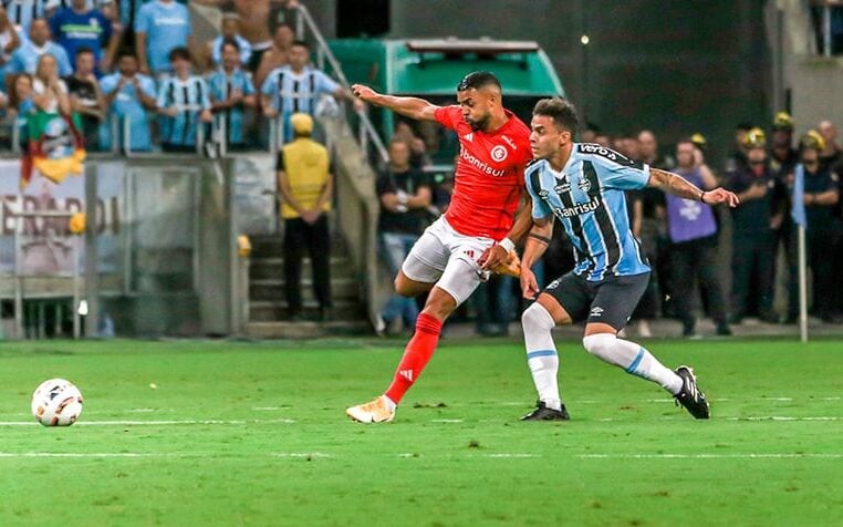 Grêmio e Internacional se enfrentam neste sábado (8) (Foto: Elton Silveira / W9 PRESS)