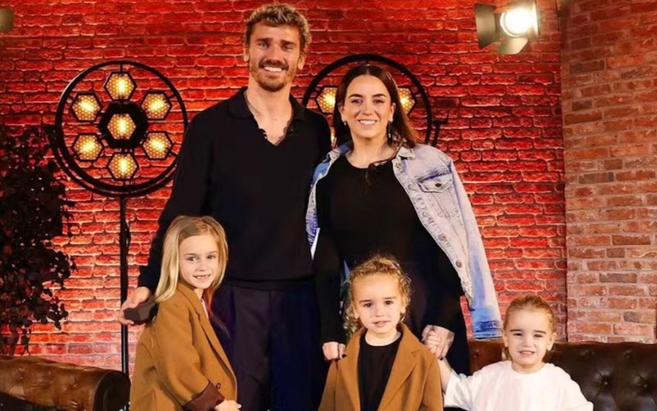 Griezmann e sua esposa comemoram o aniversário dos três filhos no dia 8 de abril (Foto: Reprodução/Instagram)