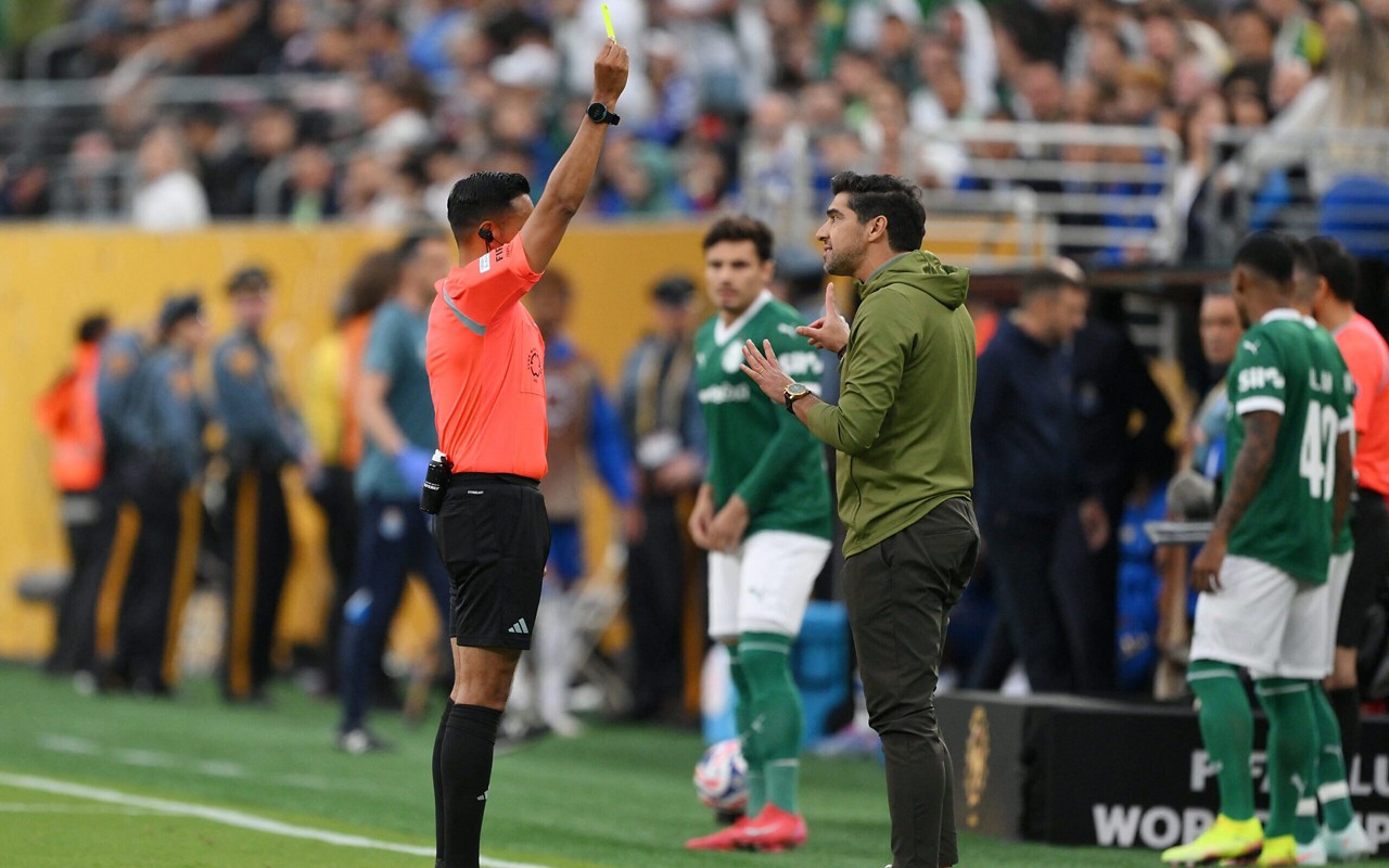 Abel Ferreira tomou um cartão amarelo por reclamação contra o Porto (Foto: David Ramos/Getty Images via AFP)