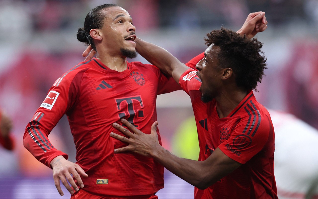 Leroy Sané e Coman comemoram gol do Bayern contra o Leipzig na Bundesliga (Foto: Ronny Hartmann/AFP)