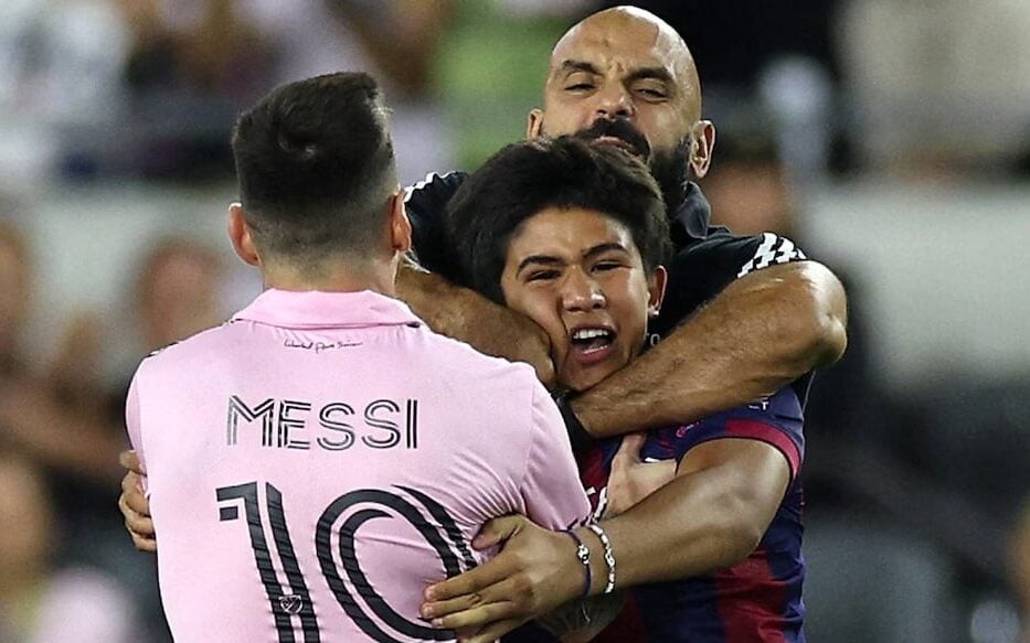 Messi é protegido por gurda-costas em jogo da MLS (Foto: Harry How / AFP)