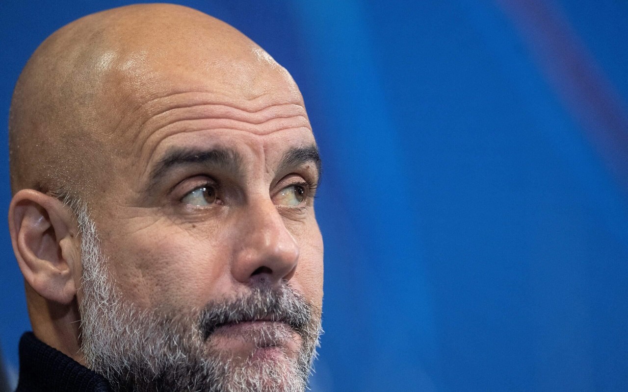 Pep Guardiola, técnico do Manchester City, durante derrota para o Sporting na Champions League (Foto: Patrícia de Melo Moreira/AFP)