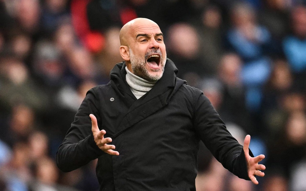 Pep Guardiola reclama efusivamente em jogo do Manchester City contra o Brighton (Foto: Oli SCARFF / AFP)