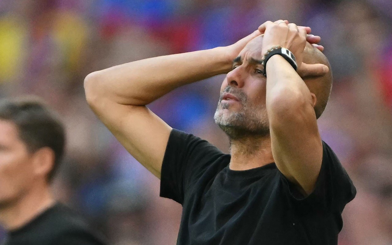 Guardiola coloca as mãos na cabeça durante derrota do Manchester City para o Crystal Palace (Foto: Glyn Kirk/AFP)