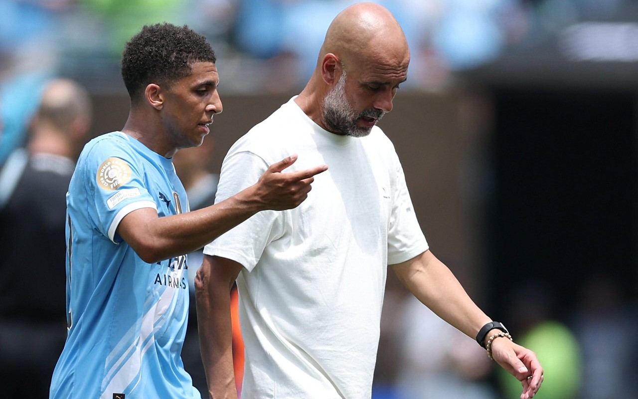 Pep Guardiola conversa com Rico Lewis durante o intervalo (Foto: Charly Triballeu/AFP)