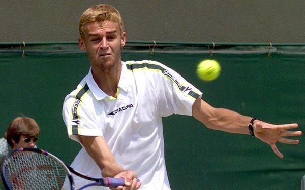 Guga Kuerten em ação durante o Brasil Open, onde conquistou dois títulos em sua carreira, consolidando seu legado no tênis brasileiro. (Foto: Martyn Hayhow/Reuters)