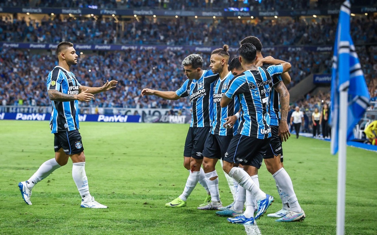 Jogadores do Grêmio comemoram gol no Gre-Nal 444. (Foto: Lucas Uebel/Grêmio FBPA)