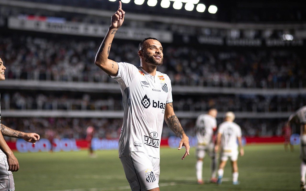 Guilherme é um dos artilheiros do futebol brasileiro nesta temporada com 10 gols. Ele divide o posto com Cano, do Fluminense. (Foto: Abner Dourado/AGIF)