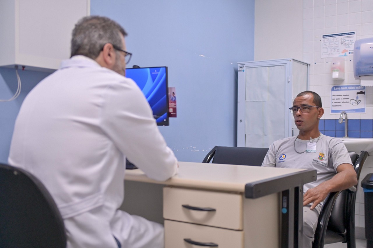 O paciente Paulo Gomes durante uma consulta de retorno na Santa Casa BH após a cirurgia de hérnia inguinal