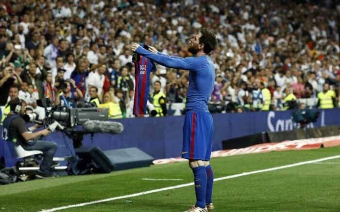 Lionel Messi mostra camisa à torcida do Real Madrid no Santiago Bernabéu (Foto: OSCAR DEL POZO / AFP)
