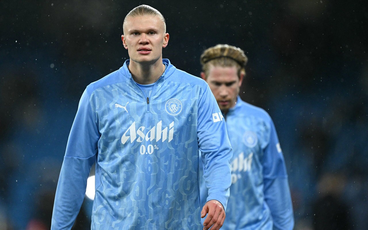 Erling Haaland em aquecimento antes da partida entre Manchester City e Nottingham Forest (Foto: Oli Scarff/AFP)