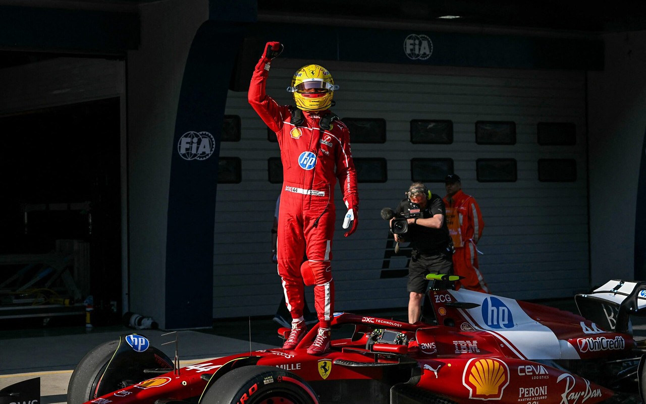 Lewis Hamilton comemora pole na sprint do GP da China (Foto: GREG BAKER / AFP)