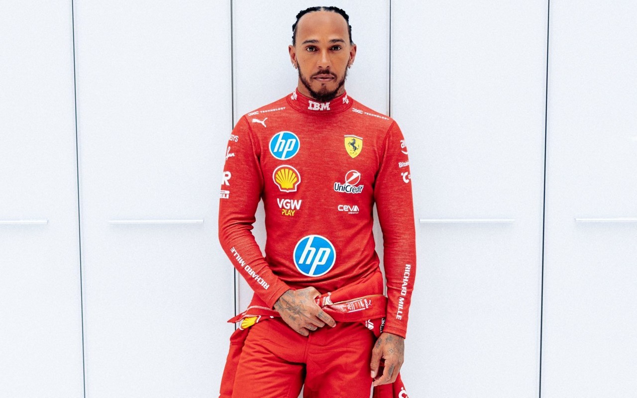 Hamilton com o macacão da Ferrari (Foto: Divulgação/Ferrari)