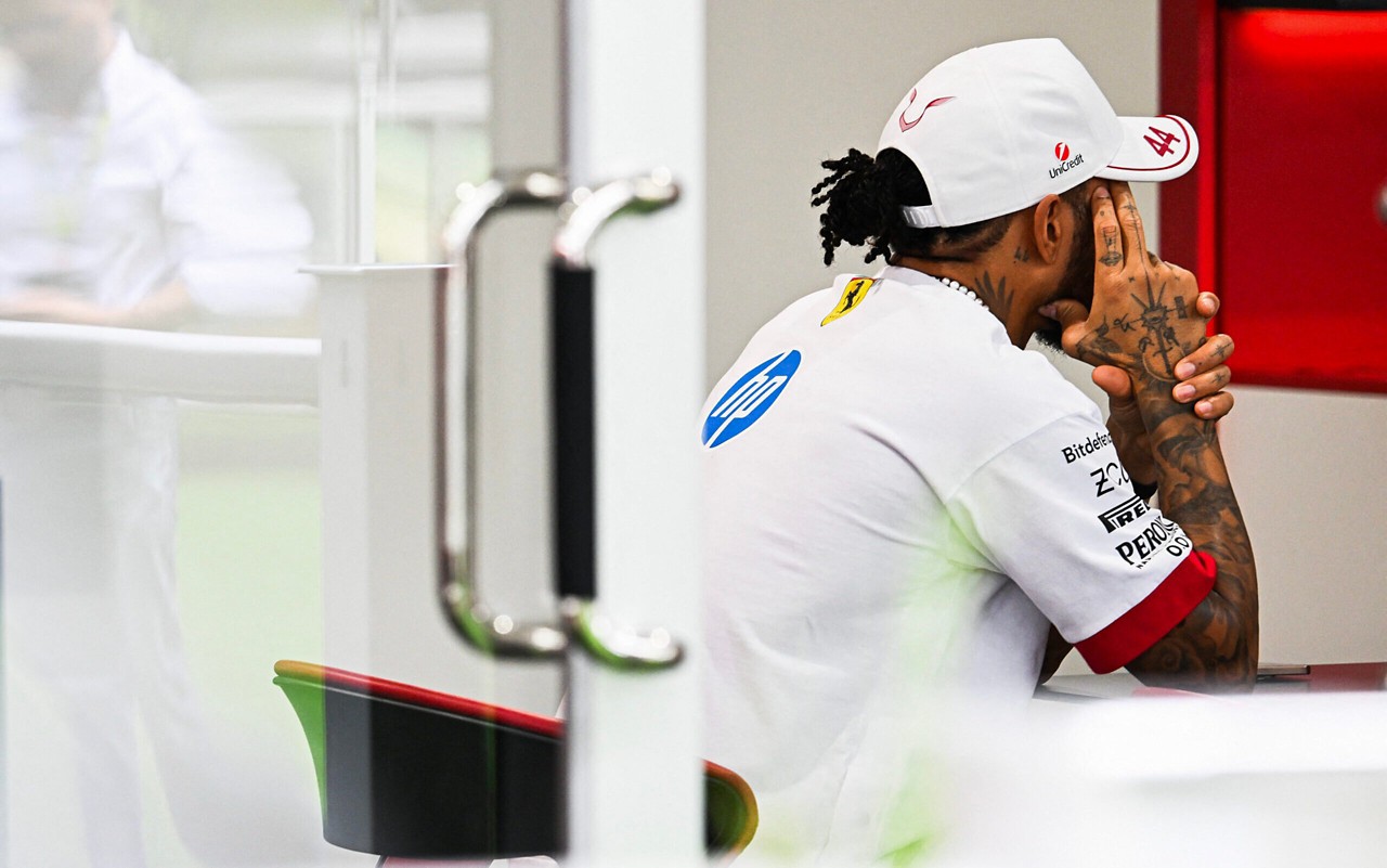 Lewis Hamilton no paddock da Ferrari, em Miami, nos Estados Unidos (Foto: CHANDAN KHANNA / AFP)