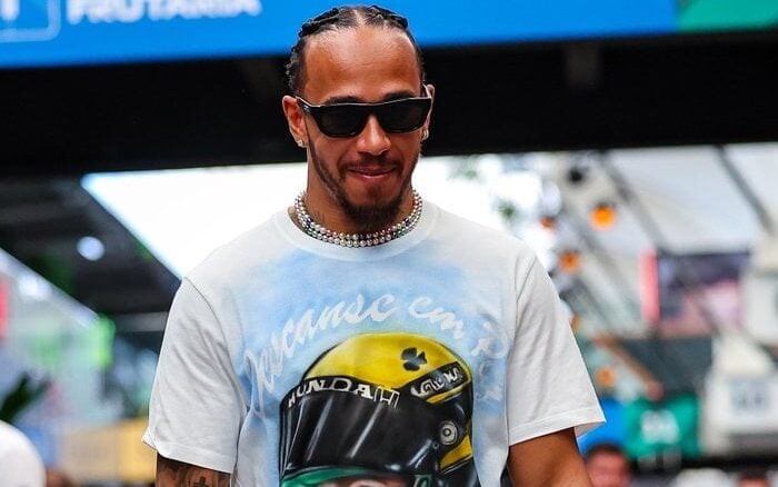 Lewis Hamilton pilotará a Ferrari, após sair da Mercedes, na temporada 2025 da Fórmula 1 (Foto: Marina Uezima/AFP)