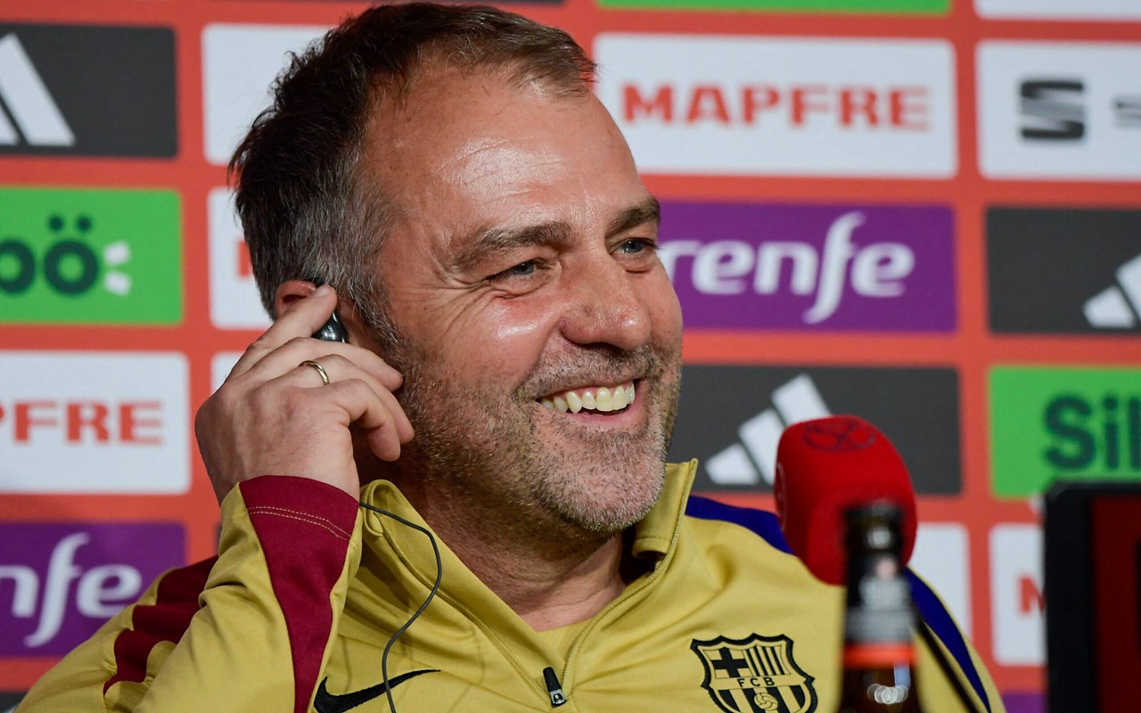 Hansi Flick falou sobre Ancelotti em entrevista coletiva pelo Barcelona (Foto: Cristina Quicler / AFP)