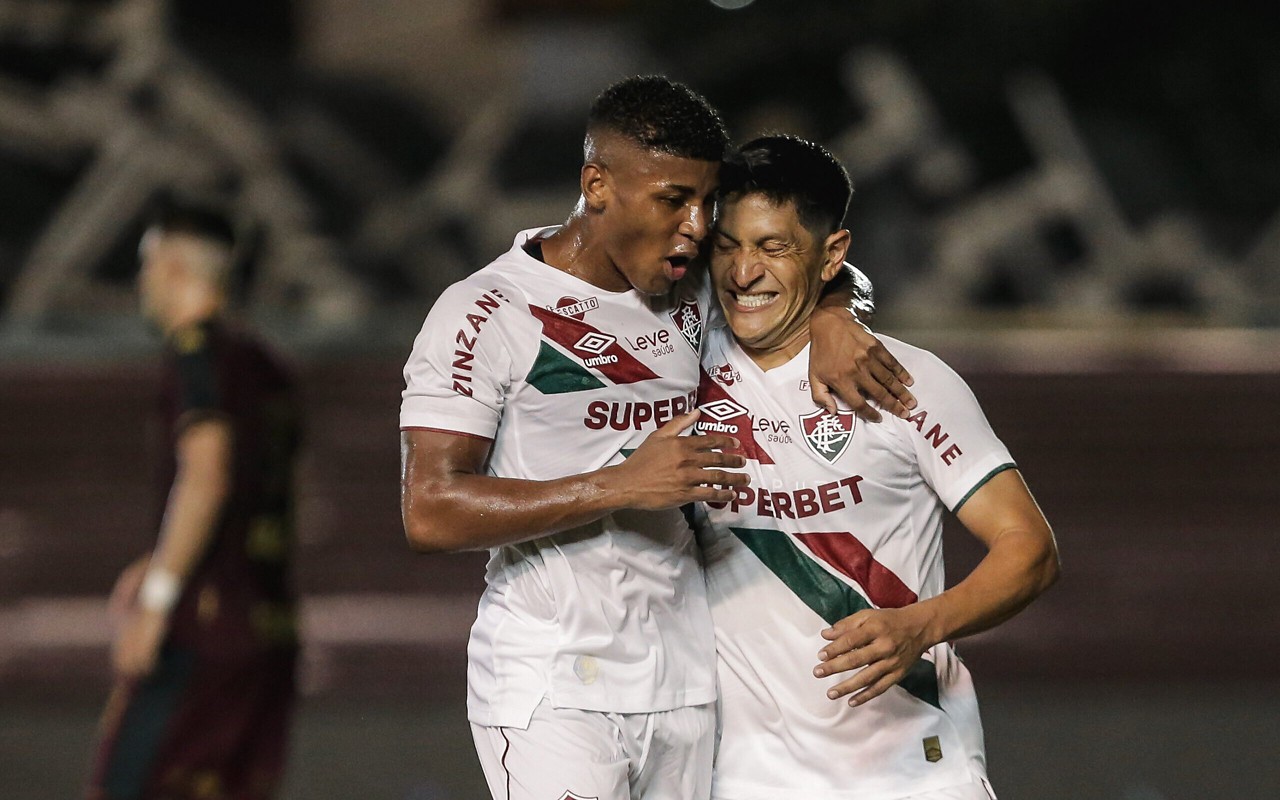 Cano e Hércules comemoram gol do Fluminense marcado sobre a Portuguesa, pelo Campeonato Carioca (Foto: Lucas Merçon/Fluminense FC)