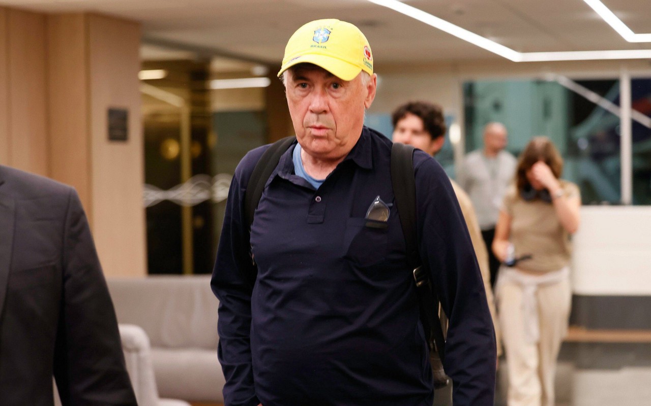 Carlo Ancelotti em sua chegada ao Rio de Janeiro (Foto: Rafael Ribeiro/CBF)