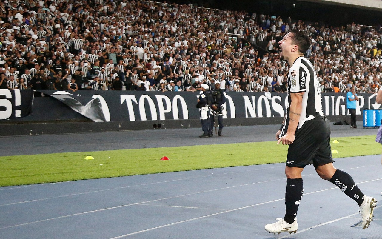 Artur comemora gol pelo Botafogo contra o Estudiantes pela Libertadores (Foto: Vitor Silva/Botafogo)