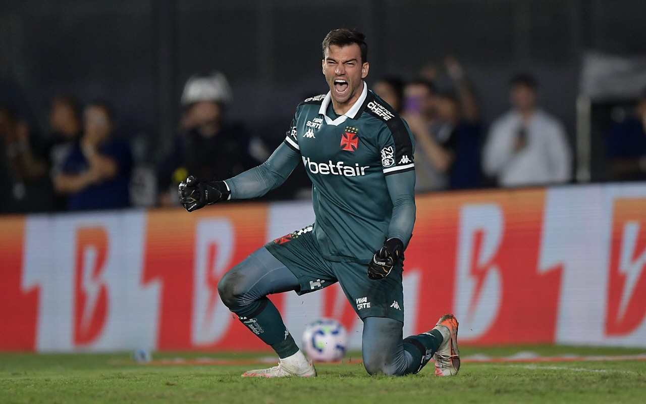 Vasco se classificou para as oitavas da Copa do Brasil graças a Léo Jardim (Foto: Thiago Ribeiro/AGIF)