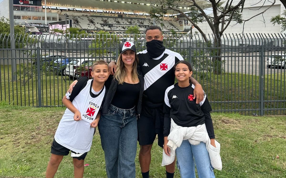 Rafael Silva com a esposa, Cris, e os filhos, Pedro e Rafaella