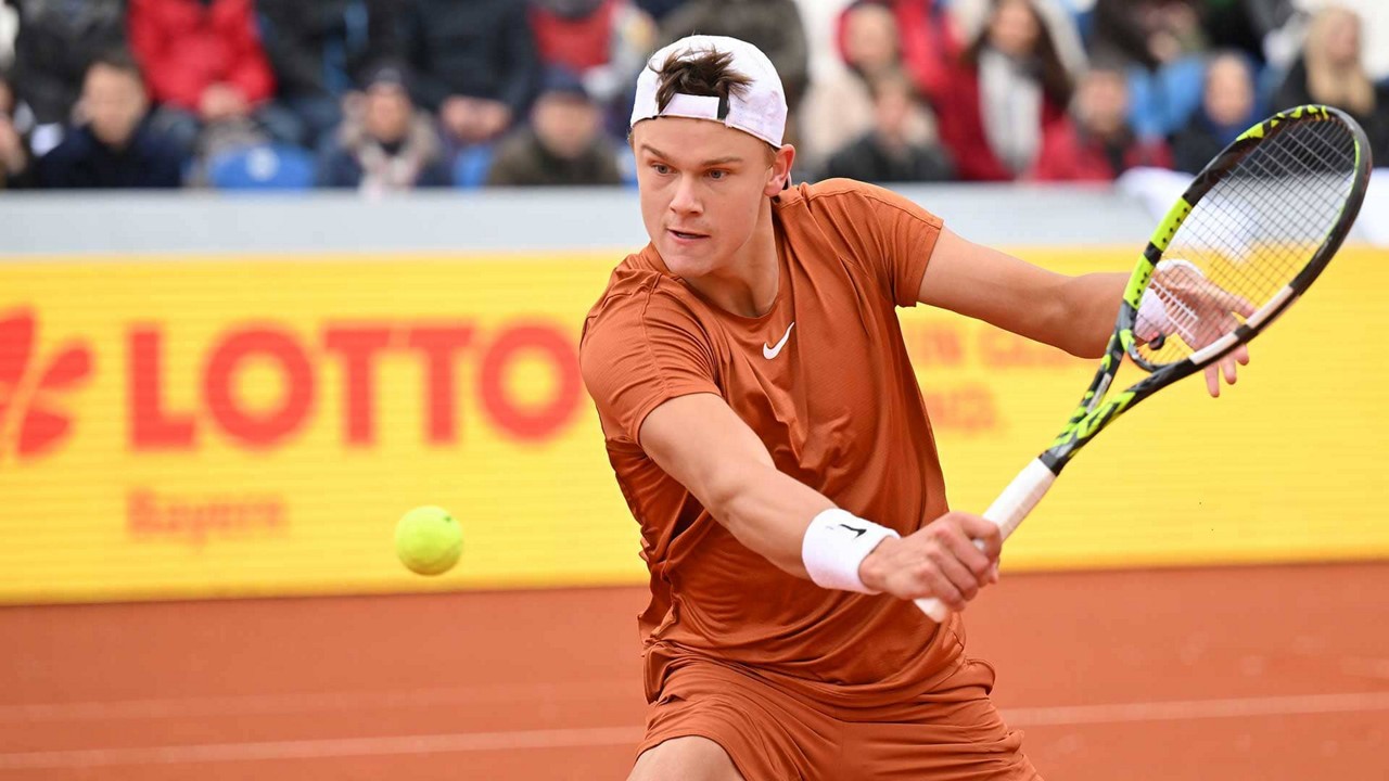 Holger Rune em ação durante um torneio internacional, demonstrando sua técnica e determinação nas quadras. (Foto: ATP)