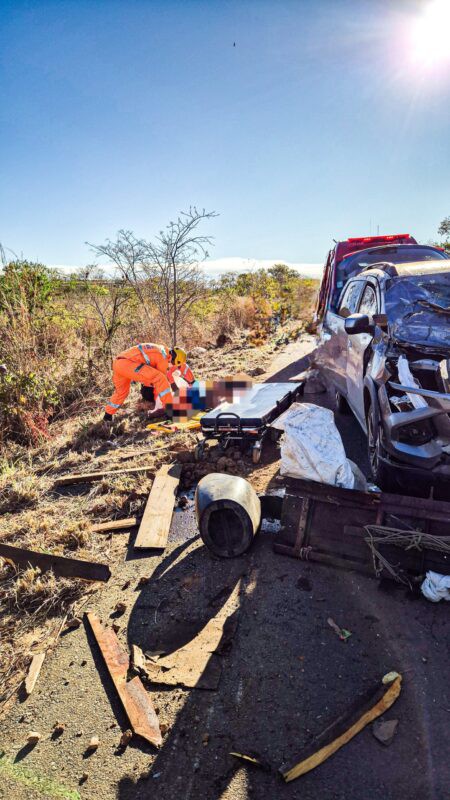 Homem perde perna em colisão entre carro e carroça na MGC-135, em Januária