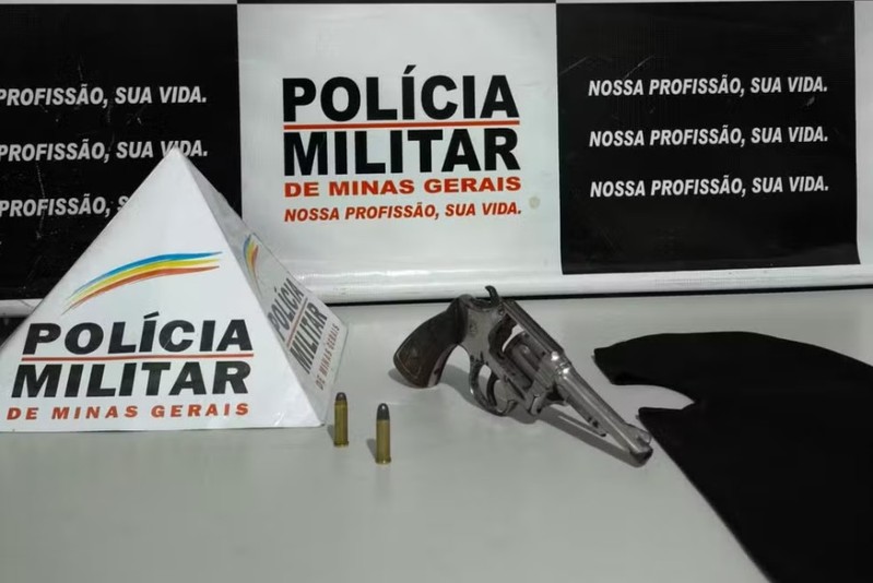 Homem se esconde atrás de árvore e tenta roubar carro em Janaúba, mas acaba preso pela PM