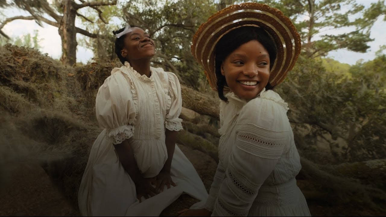 Celie (Phylicia Pearl Mpasi) e sua irmã Nettie (Halle Bailey) quando jovens.