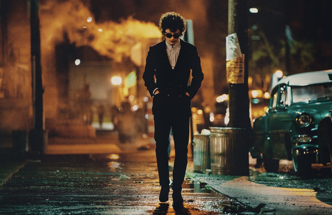 Timothée Chalamet como Bob Dylan em Um Completo Desconhecido.
