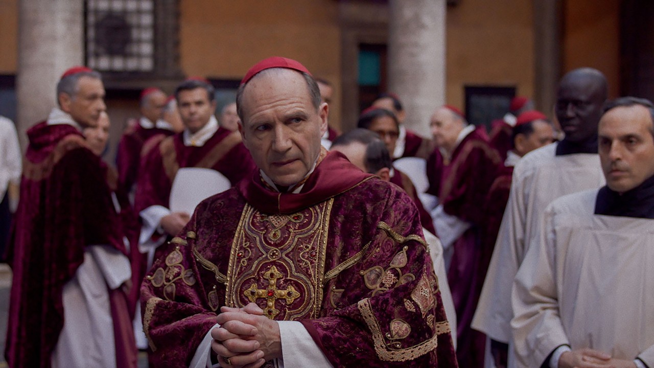 Ralph Fiennes (Thomas Lawrence) em cena do filme 