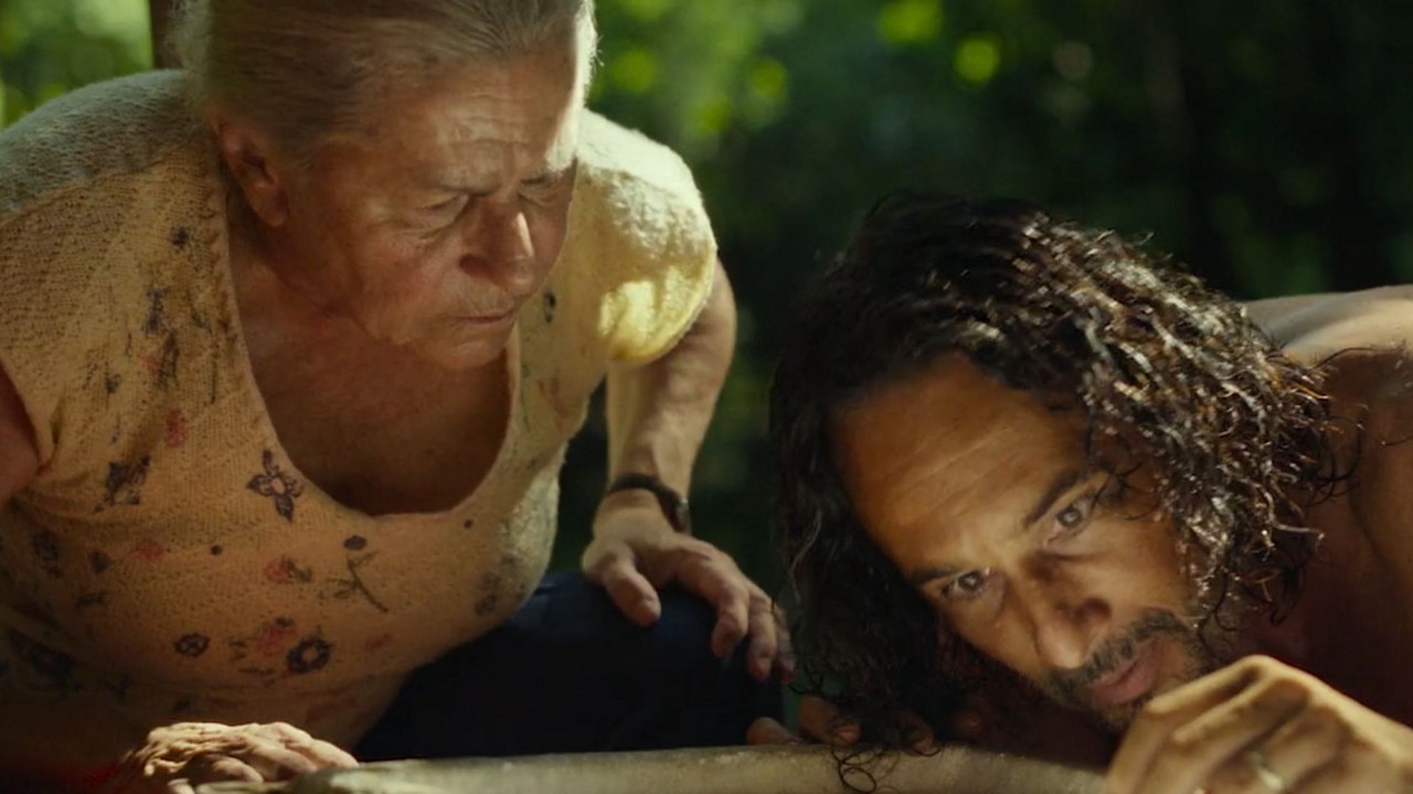 Cadu (Rodrigo Santoro) mostrando o caracol Baba Azul para Tereza (Denise Weinberg).
