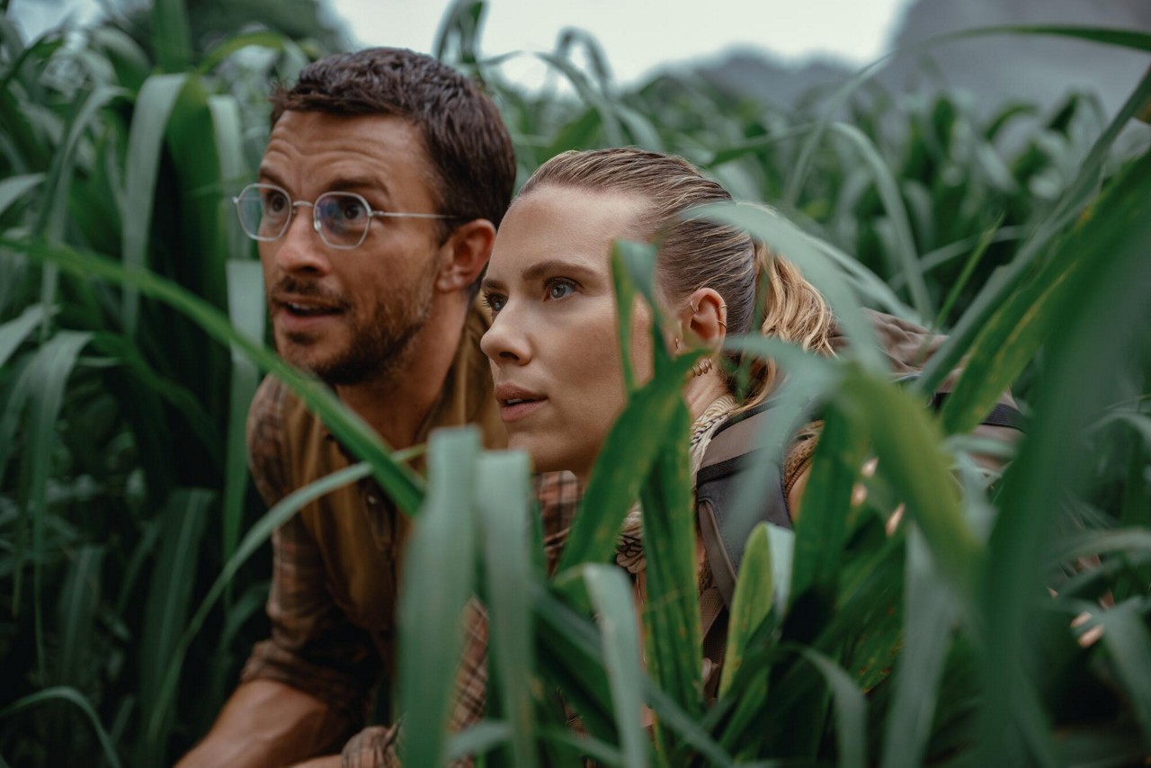 A mercenária Zora Bennett (Scarlett Johansson) e o paleontólogo Dr. Henry Loomis (Jonathan Bailey).