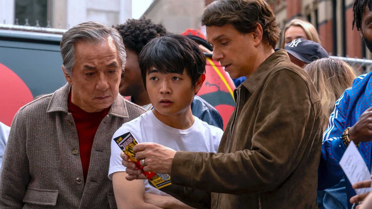 Li (Ben Wang) e seus dois mestres: o Shifu Han (Jackie Chan) e o sensei LaRusso (Ralph Macchio), em Karate Kid: Lendas