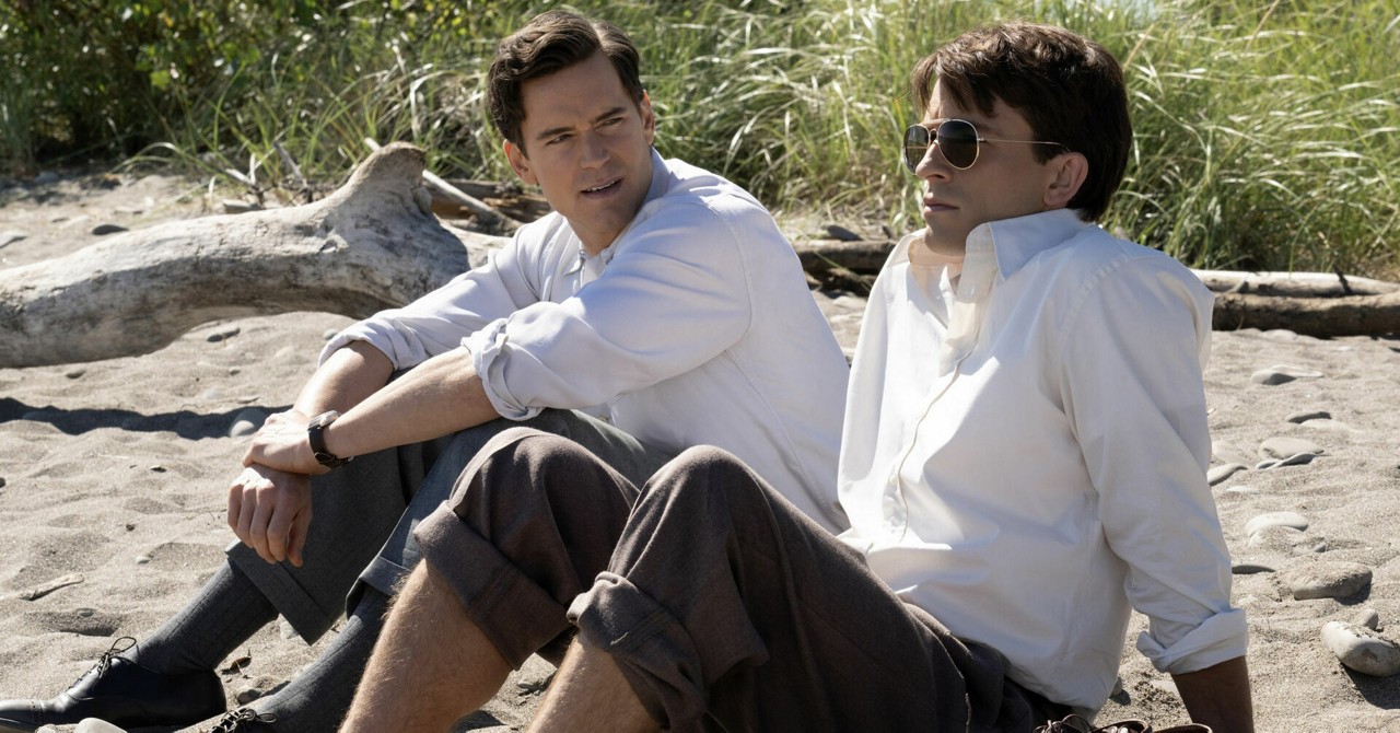 Hawk (Matt Bomer) e Tim (Jonathan Bailey) em cena de Companheiros de Viagem.