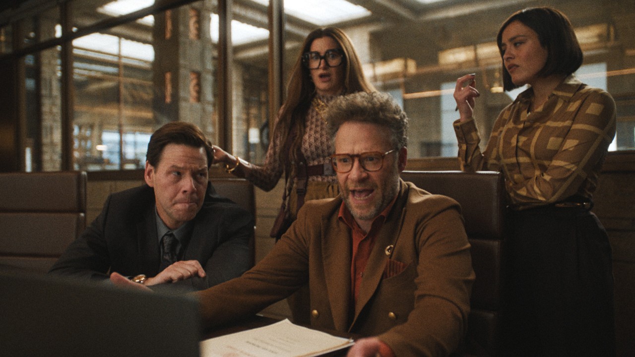 A equipe da Continental Studios chefiada por Matt Remick (Seth Rogen)