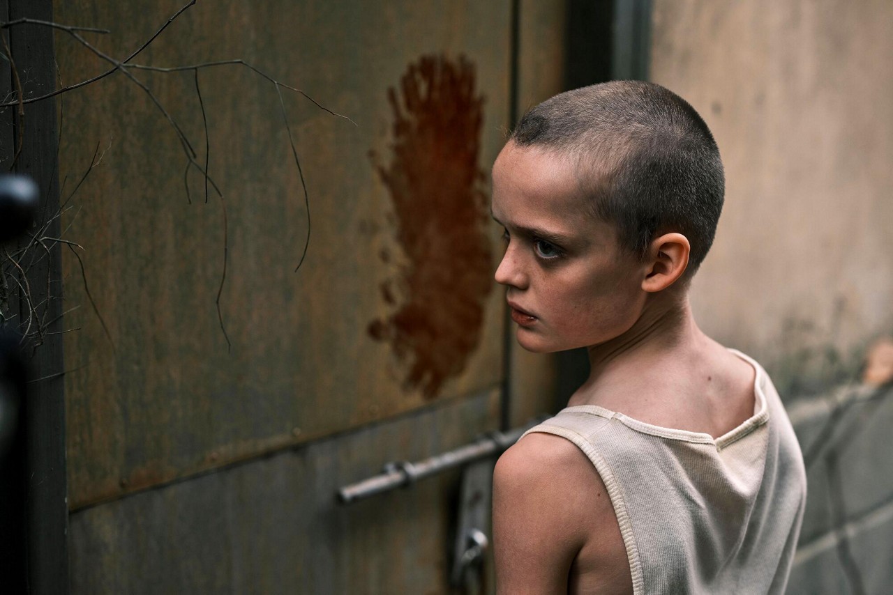 Jonah Wren Phillips como Oliver em cena de Faça Ela Voltar