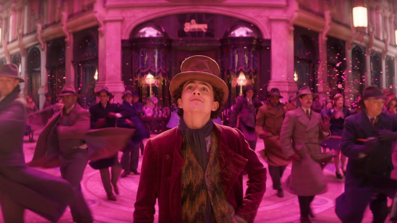Willy Wonka (Timothée Chalamet) em uma cena músical do filme Wonka.