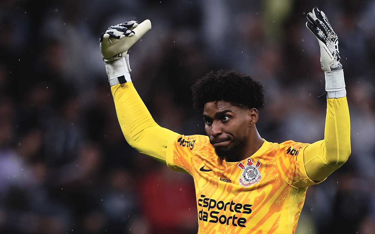Goleiro falou sobre a relação com Dorival Júnior (Foto: Ettore Chiereguini/AGIF)